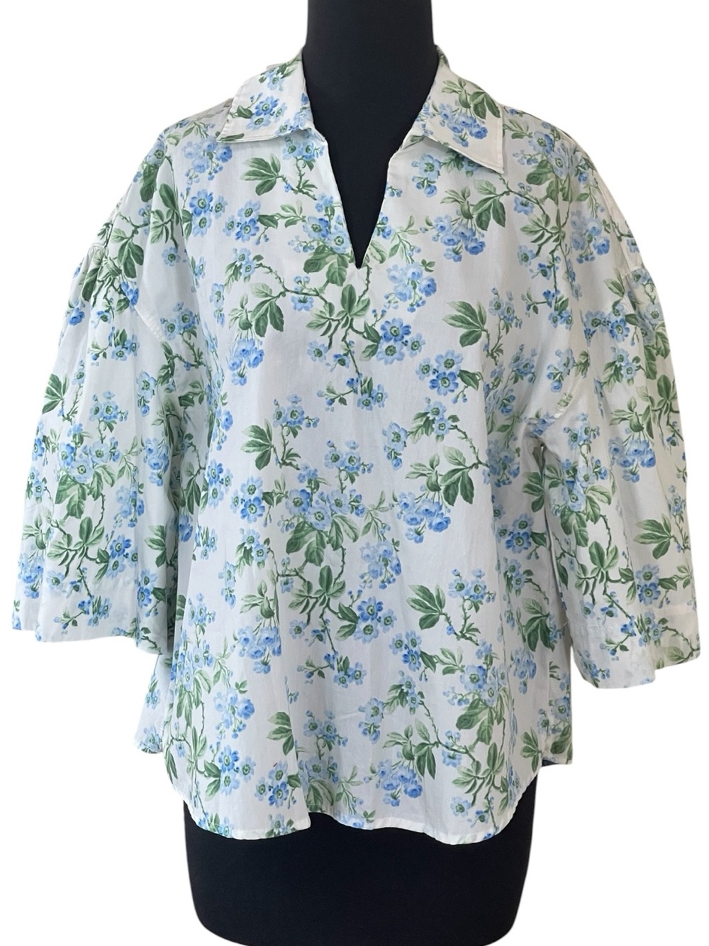 Crown & Ivy Blue Floral Print on White Poplin Cotton Top Sz M Pullover VNeck NWT